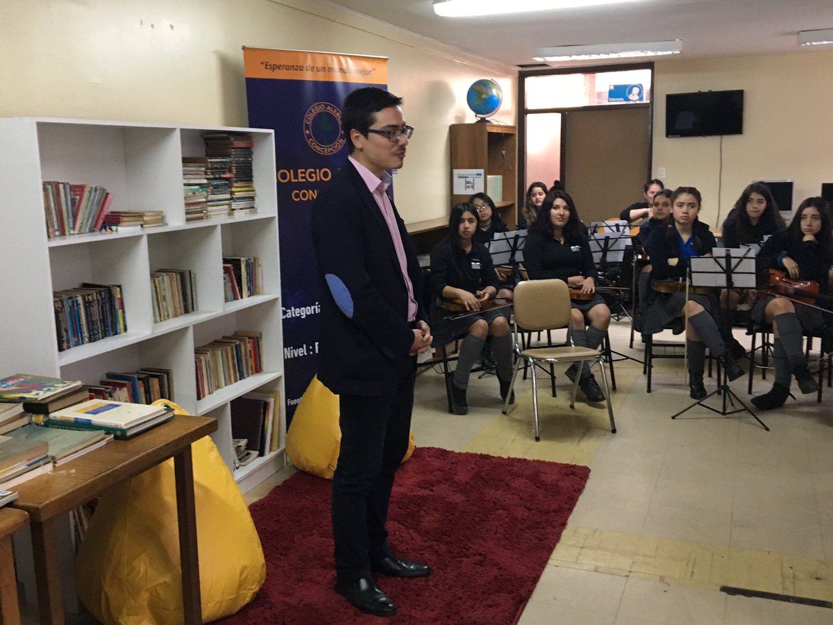 Educbiobio's tweet photo. Biblioteca del Colegio Los Alerces del Sector Temístocles Rojas de Concepción cuenta con 600 nuevos ejemplares 📘📗📕
Iniciativa impulsada por @Educbiobio y @EcoLibrosChile ♻️ 
A disfrutar la magia de la lectura y el conocimiento 🔎
@fdopena https://t.co/1XSPTUO69n
