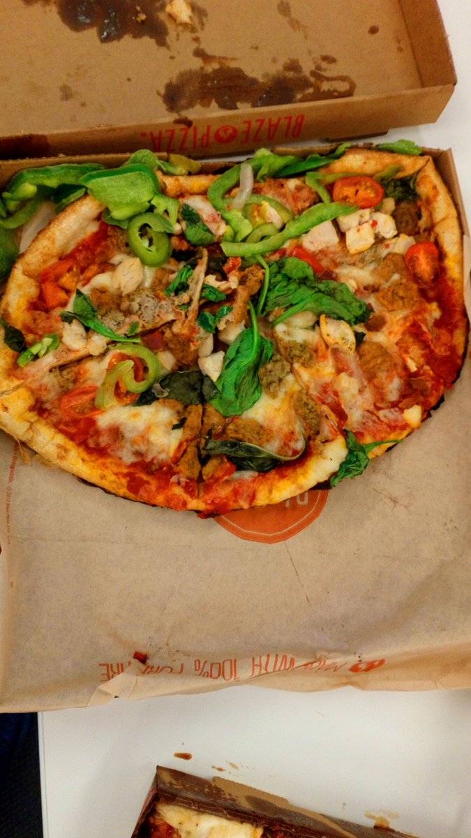 Piggyzzy's tweet photo. Ordered delivery from @BlazePizza. Got delivered by @DoorDash. Starved for over 30 mins after the scheduled delivery time. Opened with joy. #notjoy #pissedcustomer @i_love_spagheti https://t.co/RyrAe2D9Ae