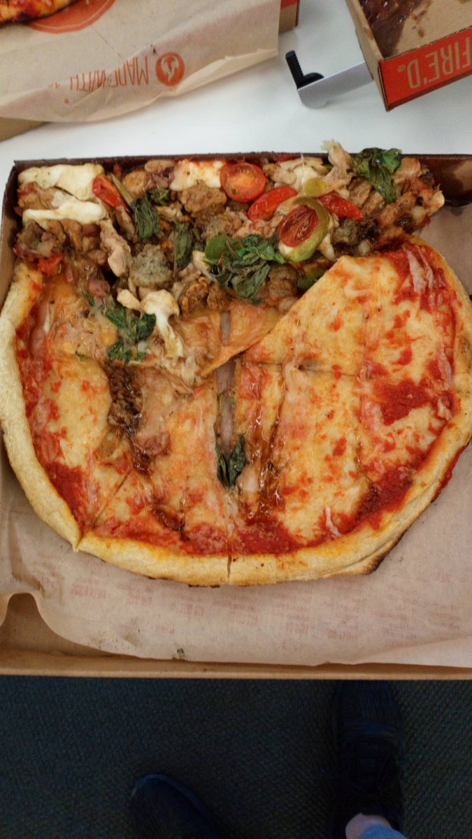 Piggyzzy's tweet photo. Ordered delivery from @BlazePizza. Got delivered by @DoorDash. Starved for over 30 mins after the scheduled delivery time. Opened with joy. #notjoy #pissedcustomer @i_love_spagheti https://t.co/RyrAe2D9Ae