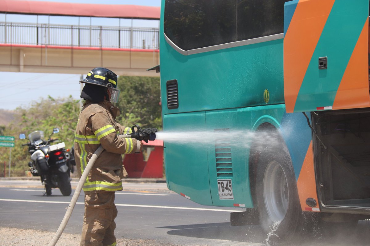 Se trata de recalentamiento de bandas de un Bus de pasajeros Las Tablas-Panamá, controlado con extintor. Bomberos proceden a refrescar.