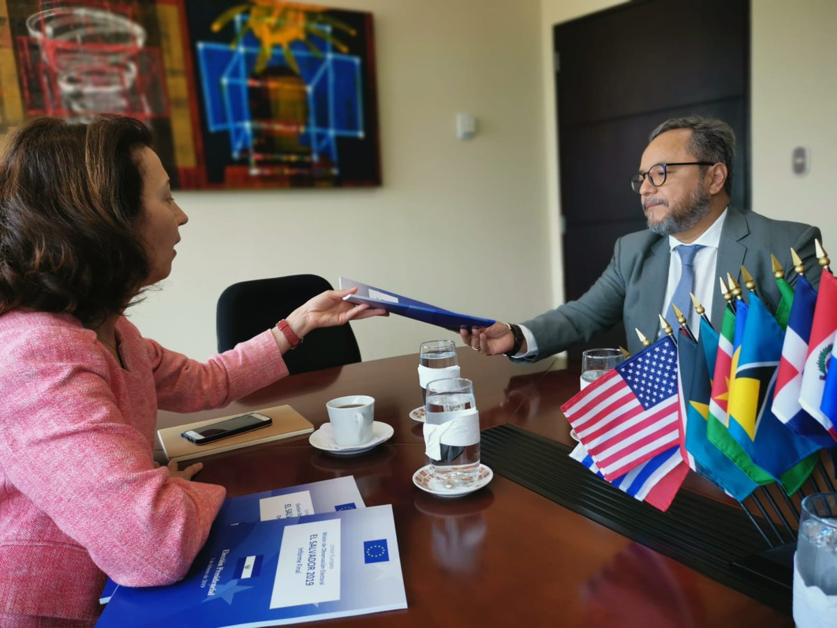 moeueSV19's tweet photo. La experta legal y jefe adjunta en funciones de la MOE UE se reunió hoy con Ronalth Ochaeta, embajador de la @OEA_Oficial en El Salvador, para entregarle el informe final del trabajo de observación en las pasadas elecciones presidenciales. https://t.co/xEw1FPJ6UA