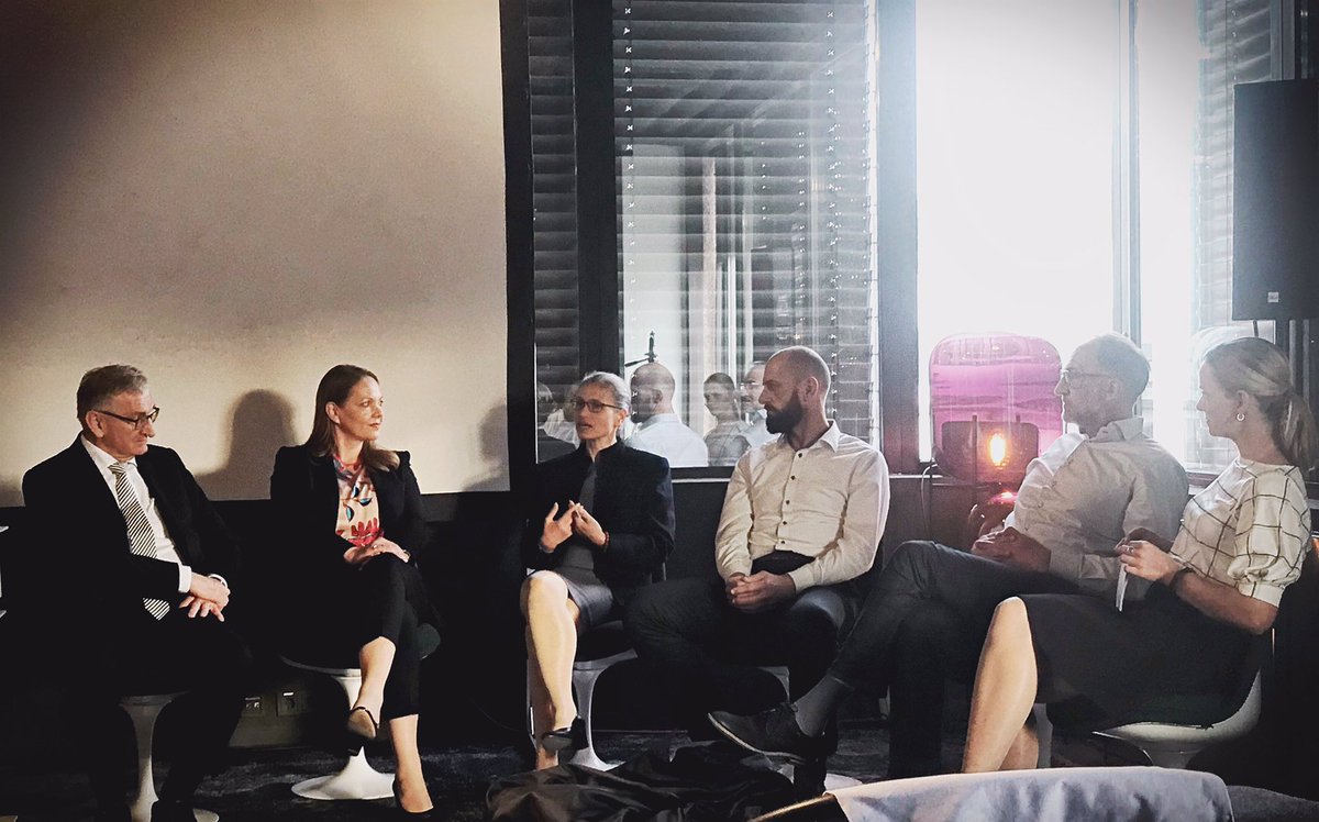 MsWanken's tweet photo. #NewWork bedeutet auch immer einen Schritt aus seiner eigenen Komfortzone zu wagen #Datev @Julia_Bangerth #NewWorkStar #learningisfun https://t.co/Sro9XZ7sWl