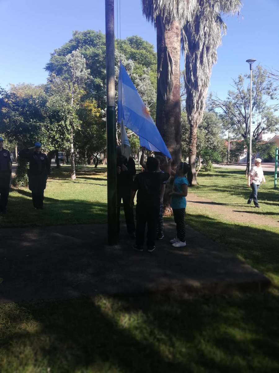 CpcRuta20's tweet photo. 🇦🇷 Este 2 de abril rendimos  homenaje a los veteranos sobrevivientes y caídos en Malvinas. 
Colaboramos y acompañamos a vecinos de Barrio El Trébol y Estación Flores. https://t.co/fzxC7X2HQp