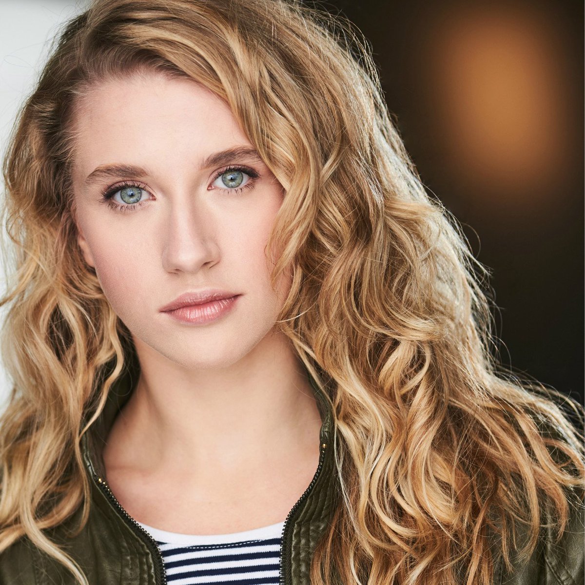 InStudioHCLA's tweet photo. 🌟 🌽 🥘 Emerging from the cornfields of Wisconsin and raised by a single mother who immigrated from Poland, Emily Gardt grew up with the phrase ‘per aspera ad astra,’ which means ‘through hardships to the stars' #L7showcase #L7Acting #BFAActing #actorslife #classof2019 https://t.co/YZaOUvPyut