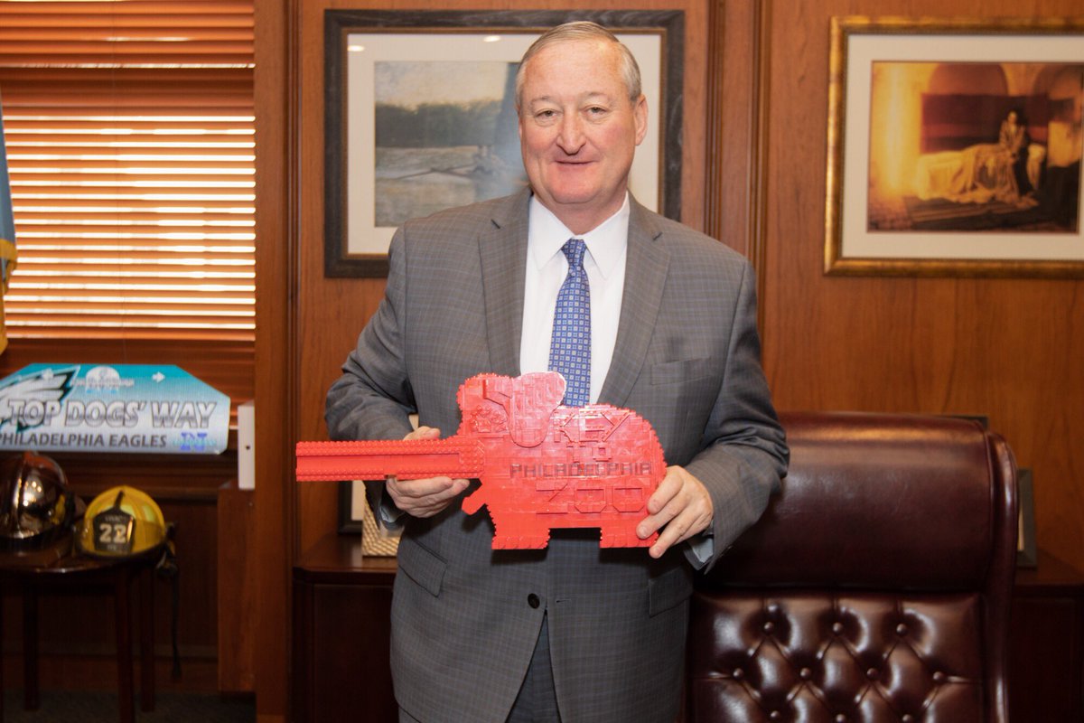 phillyzoo's tweet photo. Special stop at City Hall with our giant #ZooKey - nothing beats sharing a #ZooKeyMemory with @PhillyMayor ! He was so excited that he sang the Zoo Key song. Join Mayor Kenney + Philadelphians everywhere in welcoming back our cherished Keys, Presented by @6abc, on 4/6! #PhillyZoo https://t.co/WyxHRfviWe