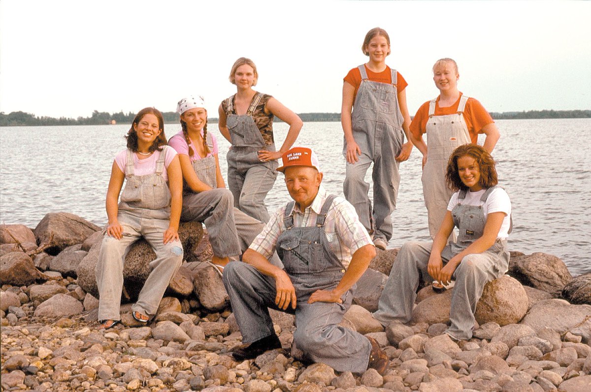 SDMagazine's tweet image. Trygve Trooien (center), Astoria farmer/rural fashion maven, surrounded by models sporting overalls from his collection. 
#ThrowbackThursday 
bit.ly/2WLNS7D