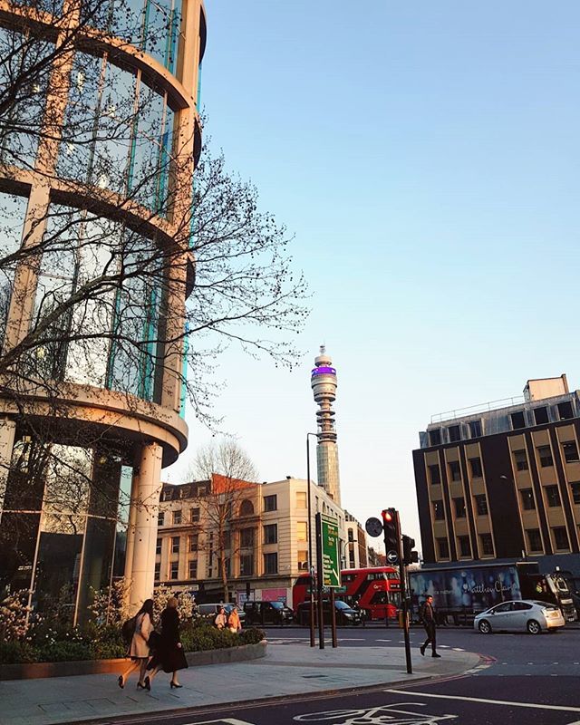 ericavonderwall's tweet image. Golden hour: is there anything prettier?👌🏻
.
.
.
.
.
#facadelovers #chasingfacades #bitsofbuildings #prettycitylondon #prettylittlelondon #londonstreets #londonthroughmycam #mydarlinglondon #london_enthusiast  #iwalkedthisstreet #streets_oftheworld #best… ift.tt/2FQ8ggO