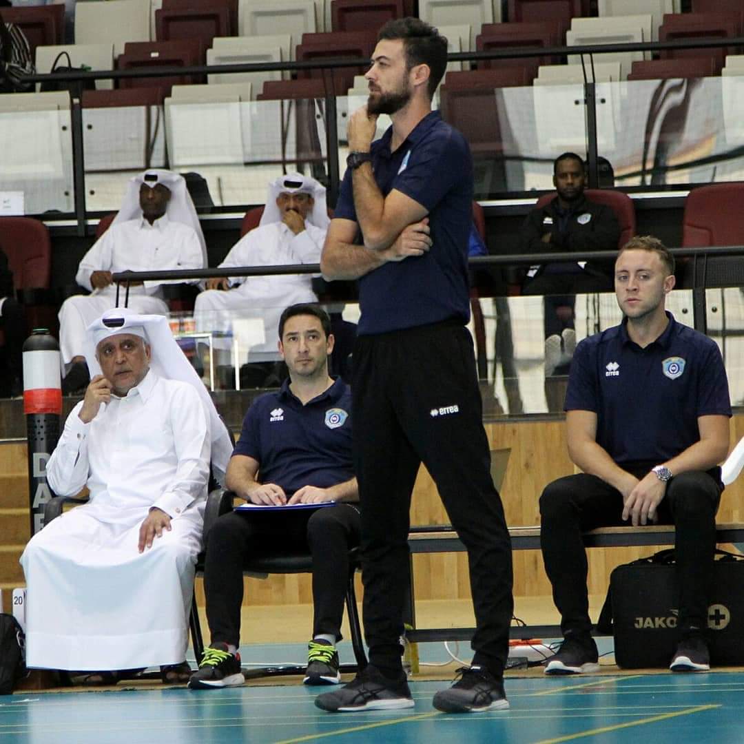 DSegundaSJ's tweet photo. #VoleyMasculino #VoleyInternacional | En el arranque de las.semifinales de la #QatarCup, el #PoliceSC de @damian_arredond derroto al #AlWakrah por 3-0, con parciales de: 25-21, 25-21 y 25-22. https://t.co/v7FSmjCdEv