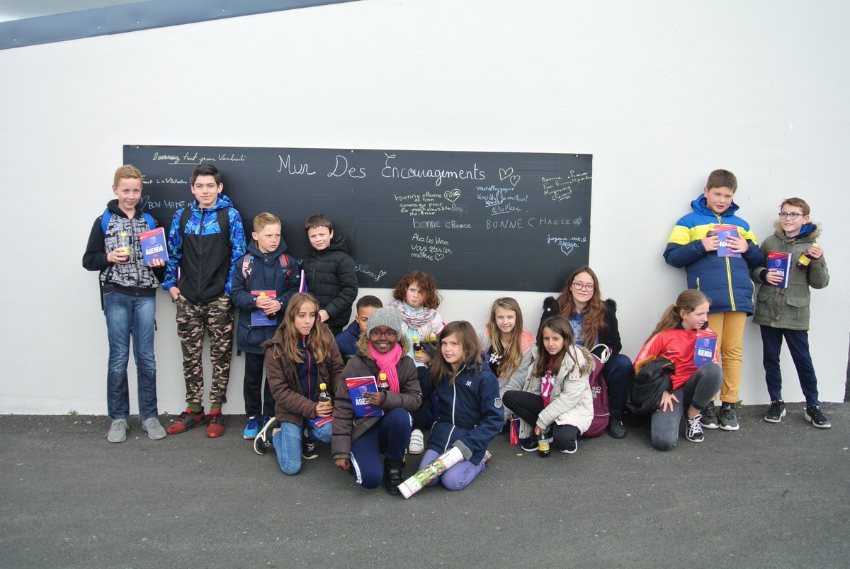 USConcarneau's tweet photo. Les enfants de la ville ont inauguré le mur des encouragements ✍️

Supporters des thoniers, passez au stade et mettez un mot pour soutenir nos 🔵 et 🔴 pour le match de vendredi contre @MGFC_Officiel !

E-billetterie : https://t.co/koad442rP7 

#GuyPiriouEnBleuetRouge https://t.co/Iab79txN53