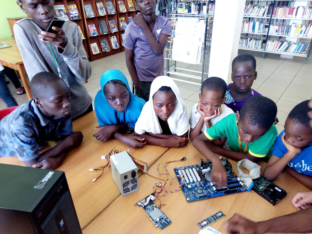 BLOLAB_BENIN's tweet photo. Nos ateliers #KidLab à l'@IF_Benin ont démarré ce jour. Ces #enfants apprendront pendant les 3 mois de ce programme, à fabriquer leurs propres ordinateurs @jerryDIT et à programmer de manière ludique avec @scratch. #BloLab #MakeAfrica #Bénin https://t.co/nCr6D7JHoh