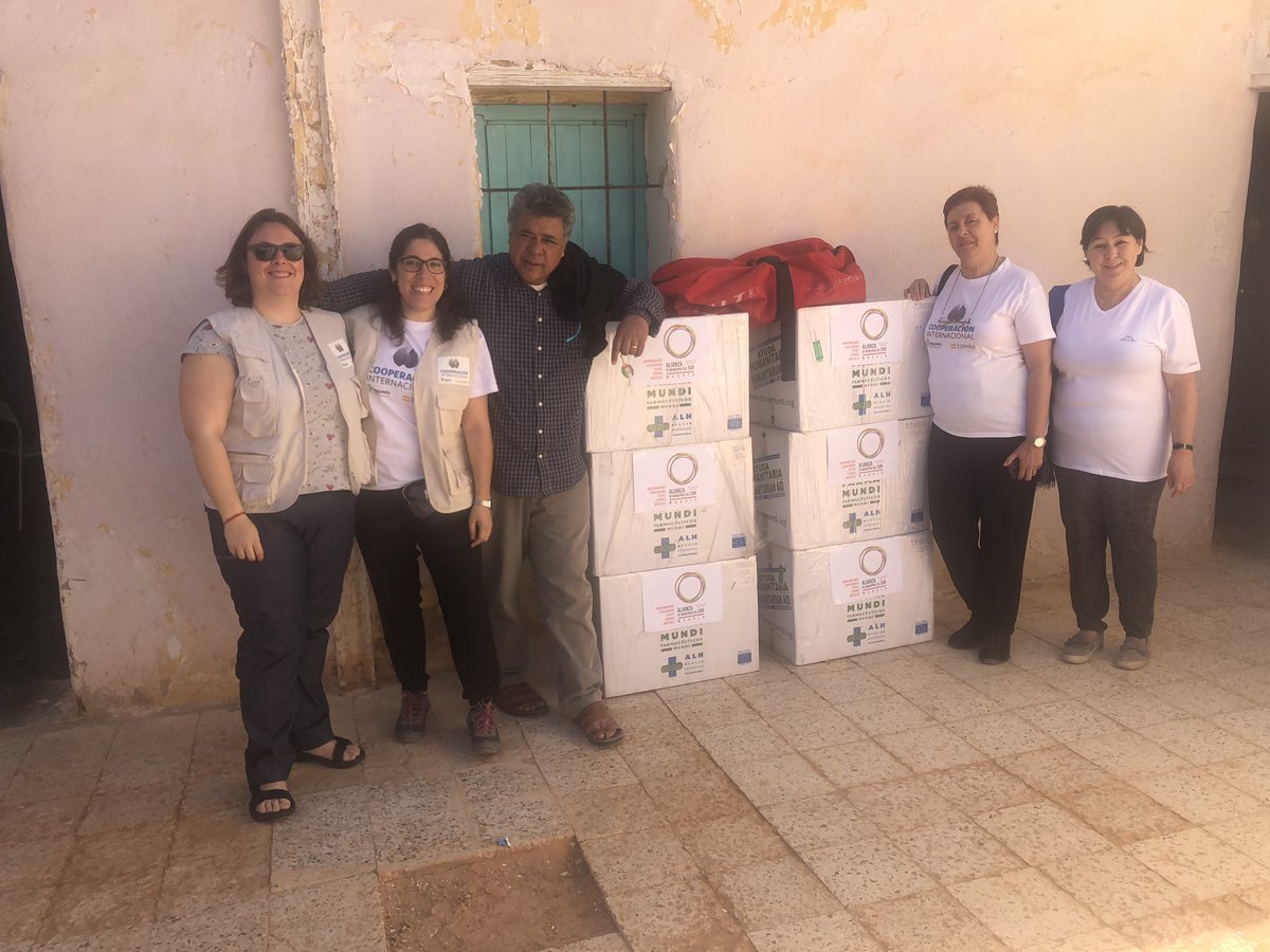 Marta_Lopez1982's tweet photo. Gracias a las profesionales médicas, pilar fundamental de este proyecto que pretende mejorar la vida de quienes se ven obligados a vivir en mitad del desierto en un campo de refugiadxs. Y gracias a la Asociación “Leganés con el pueblo Saharaui” por los 110 kilos de medicamentos. https://t.co/cDIjLldgd6