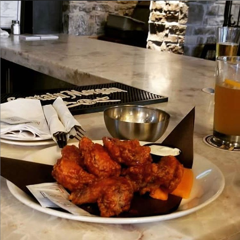 We think #WingsWednesday should be a thing. ⠀
How do you like your wings? ⠀
#AskingforaFriend ⠀

Snap by @vickko80⠀
.⠀
#johnnyroccos #johnnyroccositaliangrill #italiangrill #italianfood #ourhomestc #niagarafalls #niagara #italian #chickenwings #wings #wingwednesday