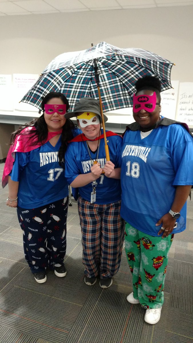 MsKoch6's tweet photo. #dcsgoogles #teamforms They told us to accessorize so we did! 😂 https://t.co/GEQ1Qq7auO