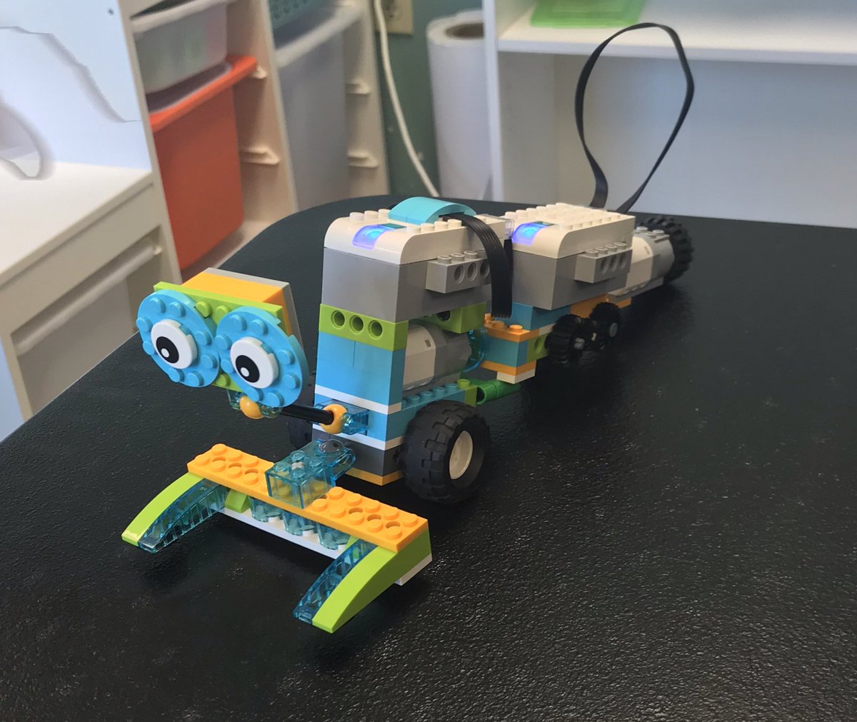 kpson's tweet image. Designing a friendly robot to scoop up LEGO’s! #LifeHack #scienceisfun