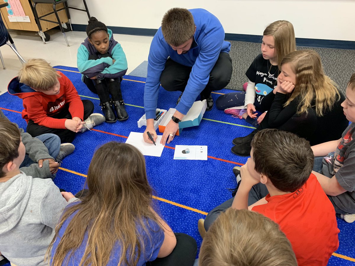 MangumElemAP's tweet photo. We combined @Ozobot and geometry today for @PaulaRay74 math classes. Students used the ozobots to show their geometry knowledge #mathfun https://t.co/wtKGTTgOYj