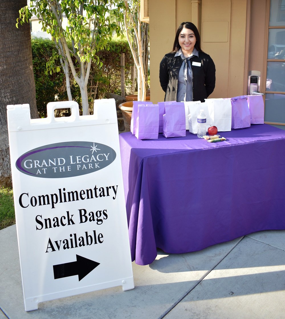GrandLegacyATP's tweet photo. #GrandLegacyHotel guests: Don't forget to pick up your complimentary snack bags filled with fresh fruit, a water bottle, granola bar, and cheese crackers to jump start your day of adventure! Available from 7AM - 9AM in our pool area! #GLATP #DisneylandHotel #snackbag https://t.co/khBJsqEyIv