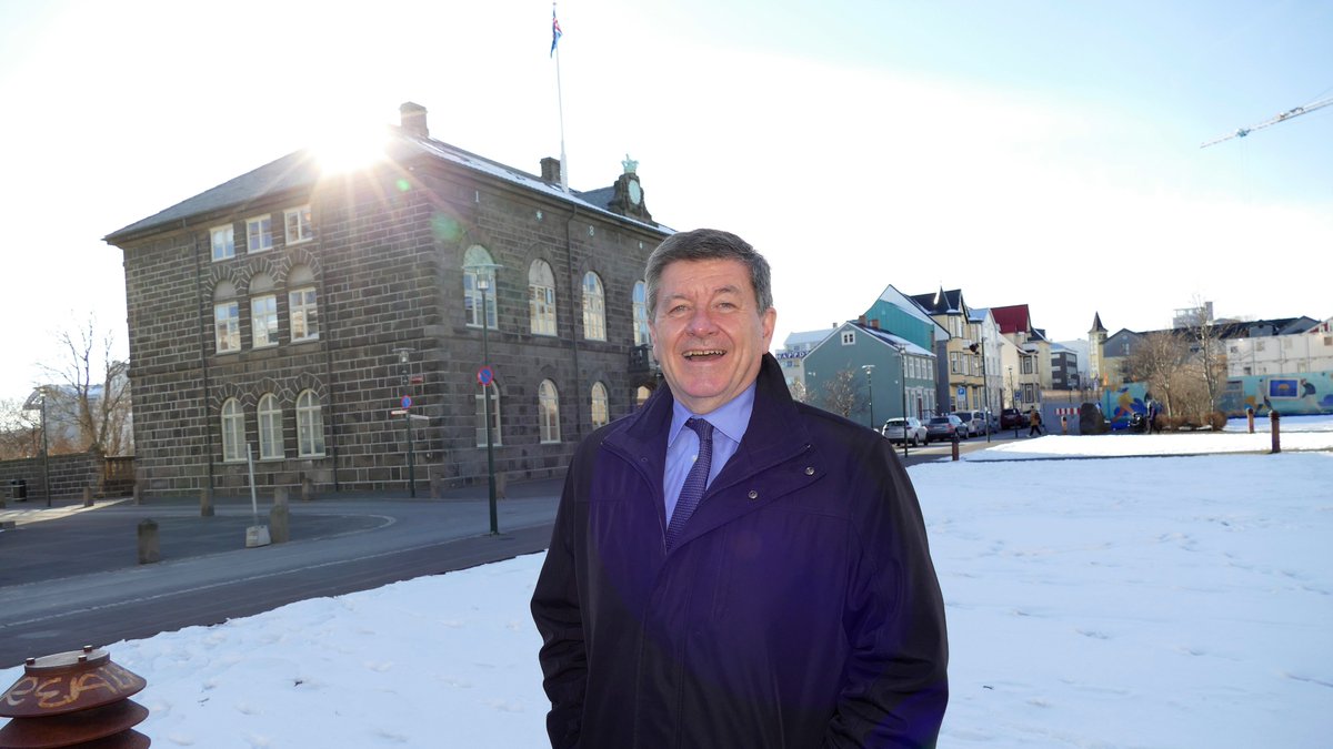 Arbeidslivinord's tweet photo. ILO's GD Guy Ryder visits Iceland to get inspiration from the country's bold gender policies. "You can make very important differences with policy initiatives in societies which are relatively small and cohesive." https://t.co/0RaTUX1T1N #nordensk #FutureWork #ILO100 https://t.co/YRDt6vnAgt