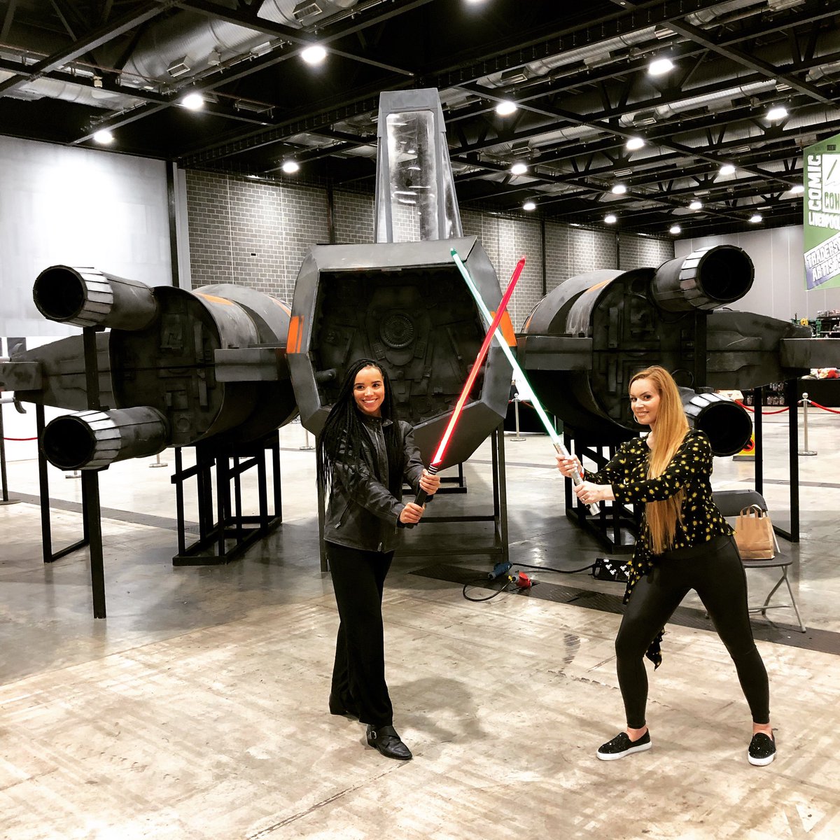 TLCYellowRanger's tweet photo. Who would win?? 🤔 jk 😂
Nothing but L💛VE for Zoë!! ⚡️⚡️
#MayTheForceBeWithYou
#RangerWars #StarWars
#PowerRangersNinjaSteel
#PowerRangersSuperNinjaSteel
#WhiteRanger #ZoeRobins
#ComicConLiverpool #Liverpool #UK
#YellowRanger #PowerRangers
#MonopolyEvents #ACTalentGroup https://t.co/qcQYn624KR