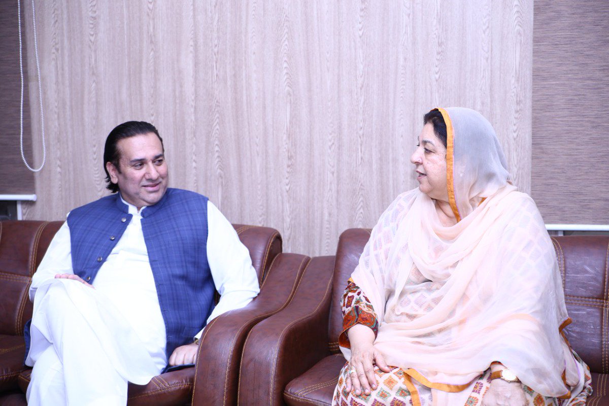 DYRUpdates's tweet photo. Minister of Health @Dr_YasminRashid  &amp; Secretary P&amp;SHD handed over 11 Ambulances, 7 PCR Analyzers &amp; 9 Hematology machines &amp; other equipment worth 200 million to Governor Gilgit Baltistan in a graceful ceremony today. https://t.co/O1EDWo2p8Z