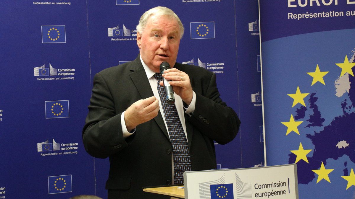 UE_Luxembourg's tweet photo. 🇪🇺#LetsTalkEurope, @CoR_President explique le rôle des collectivités territoriales, l’amélioration des #EUdialogues et l’échange avec le public sur #Gemeinwesen
#CohesionPolicy & Europe de la diversité locale et régionale. #UnitedinDiversity https://t.co/gnnlYl5Qpx