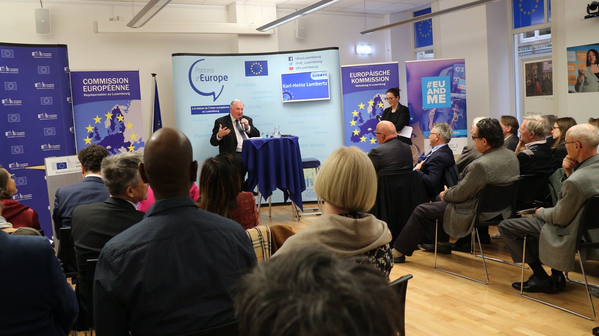 UE_Luxembourg's tweet photo. 🇪🇺#LetsTalkEurope, @CoR_President explique le rôle des collectivités territoriales, l’amélioration des #EUdialogues et l’échange avec le public sur #Gemeinwesen
#CohesionPolicy & Europe de la diversité locale et régionale. #UnitedinDiversity https://t.co/gnnlYl5Qpx