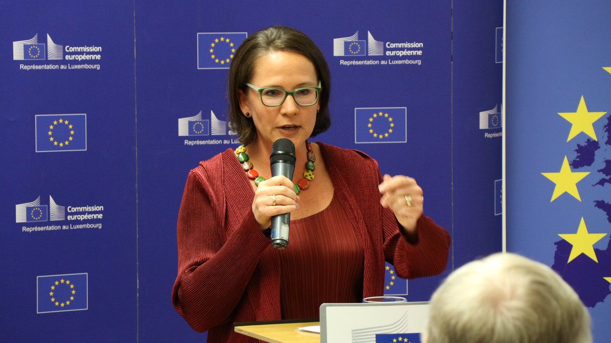 UE_Luxembourg's tweet photo. 🇪🇺#LetsTalkEurope, @CoR_President explique le rôle des collectivités territoriales, l’amélioration des #EUdialogues et l’échange avec le public sur #Gemeinwesen
#CohesionPolicy & Europe de la diversité locale et régionale. #UnitedinDiversity https://t.co/gnnlYl5Qpx