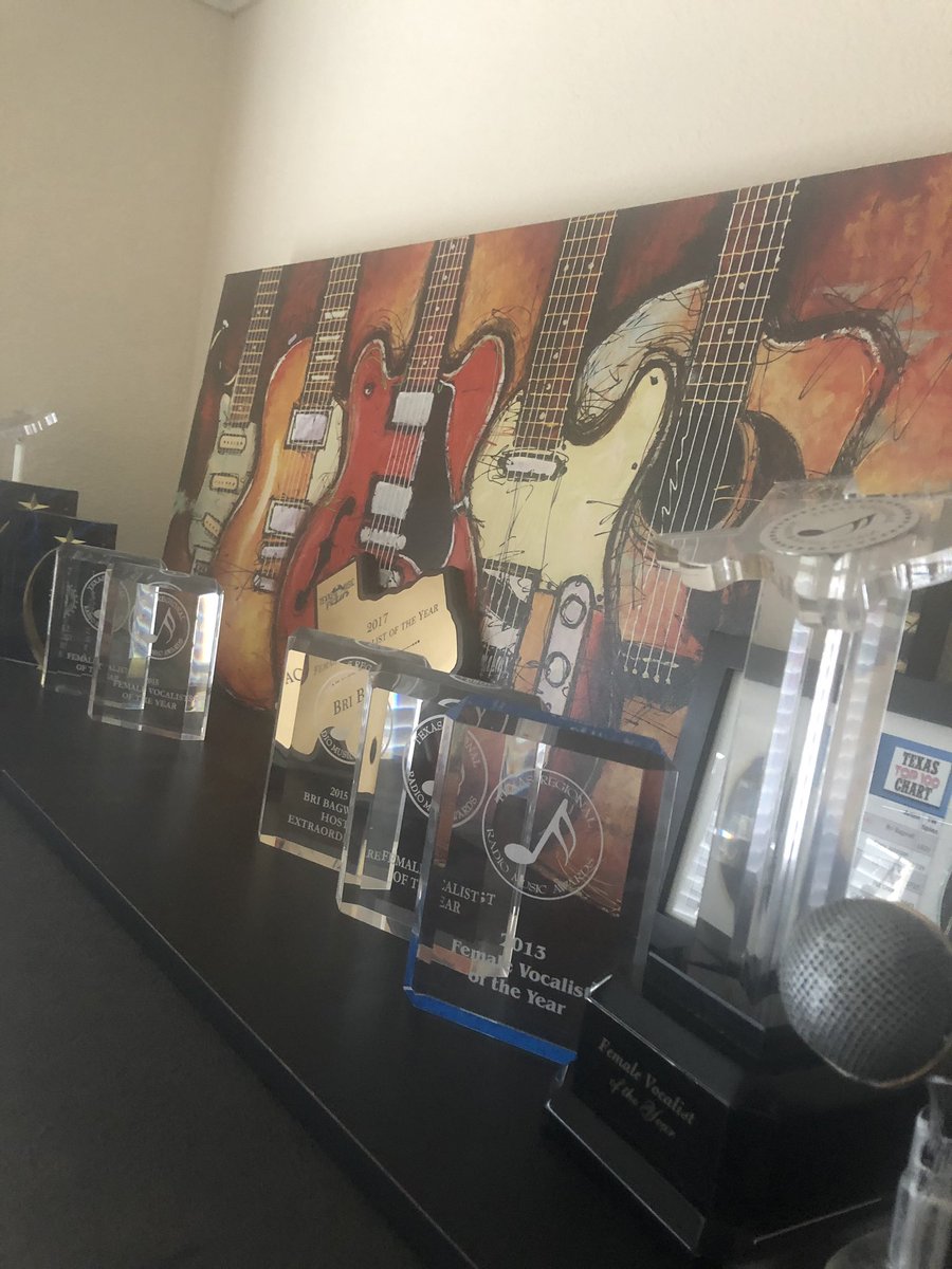 BriBagwell's tweet photo. Happy to announce that I get another one of these as the 2018 @TxMusicPickers Female Vocalist of the Year! Thank y’all so much for voting and let’s celebrate at TKO’s in Shiner tonight at 8pm! ❤️😢🤘🏼🎸 https://t.co/fYCWa1cOLo