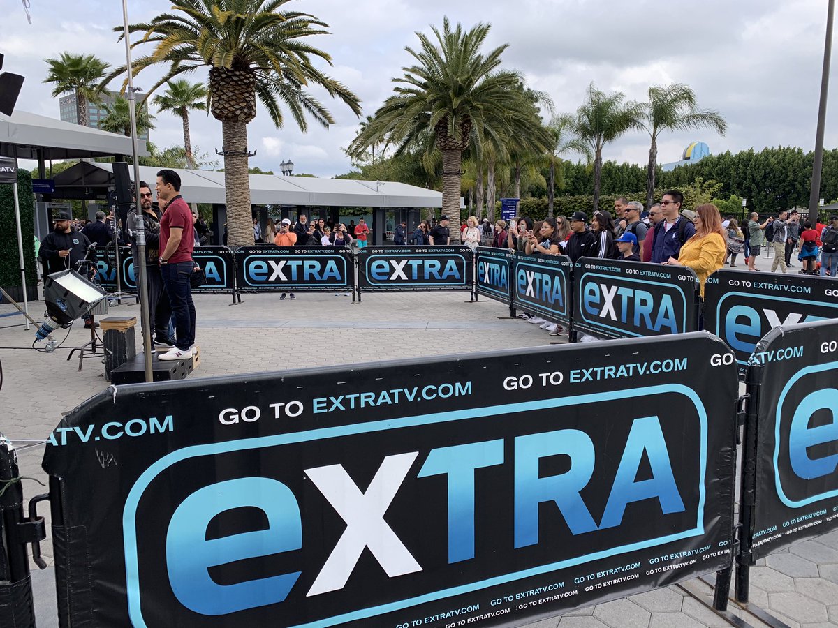 ItsTheCream_'s tweet photo. @MarioLopezExtra just chucked up the deuce to me as I waved to him. Pretty cool way to start this Universal Trip. My mom is the one in yellow. https://t.co/TjUQaWypll
