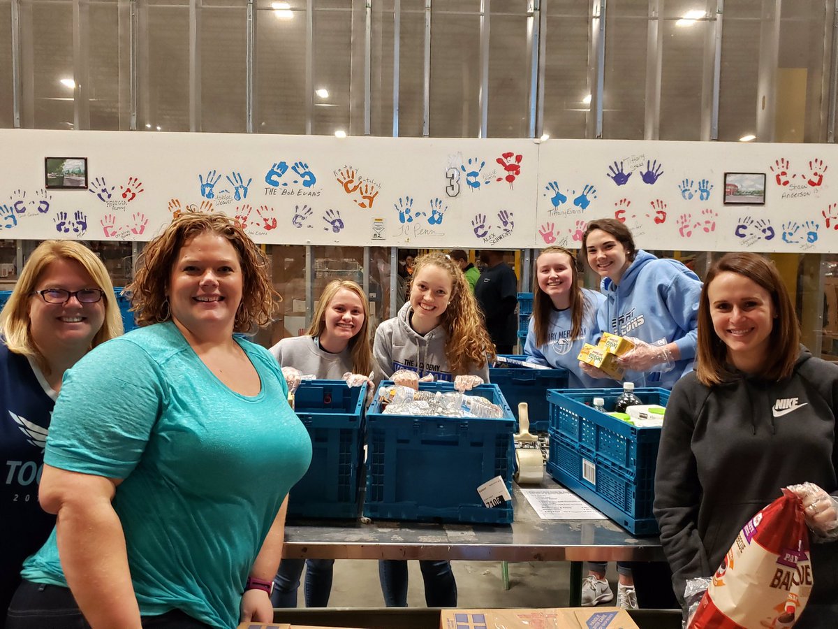 Adogbaby's tweet photo. Today our Senior members of the National Honor Society sorted food to provide over 15,000 meals to those in need. I am so proud to work with this group! Thank you to @PMZachErvin,@mariadelon , @sapowell18 @JulieTennell , and Mrs. Macias for going with us! #weservetogether https://t.co/Bnd7UTDswN