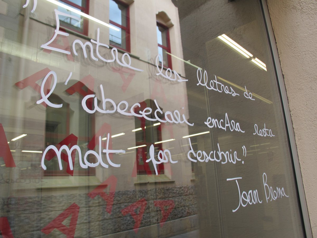 granollers's tweet photo. El vidres dels establiments de Granollers deixen de ser transparents i hi trobarem frases de Joan Brossa! #paraulessobrevidre se suma a l’#AnyBrossa. Aquesta és la 4a edició d’aquesta iniciativa de @GranCentre, @cpnlgranollers i l’Ajuntament.
+info: https://t.co/uiwsQrgavc https://t.co/DkBB6rrCMB