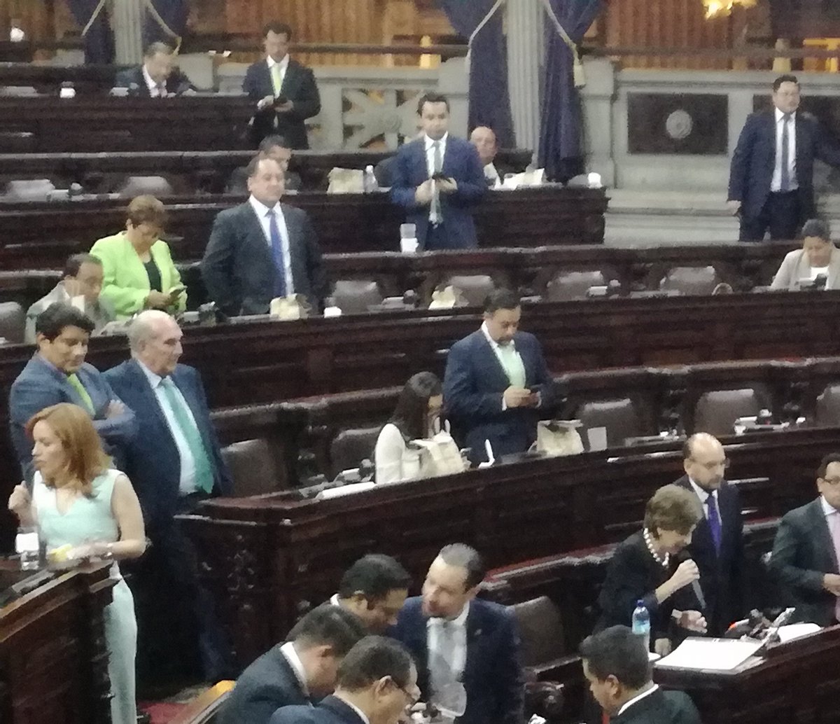guatevisible's tweet photo. Diputado @MarioTaracena afirmó que dos Candidatos a contralor ofrecieron dinero a Diputados por los votos y los diputados que lo aceptaron que los que lo aceptaron son "malditos de la democracia"
#EleccionesVisibles
#ContralorIntachable https://t.co/5A1ugjfQiM