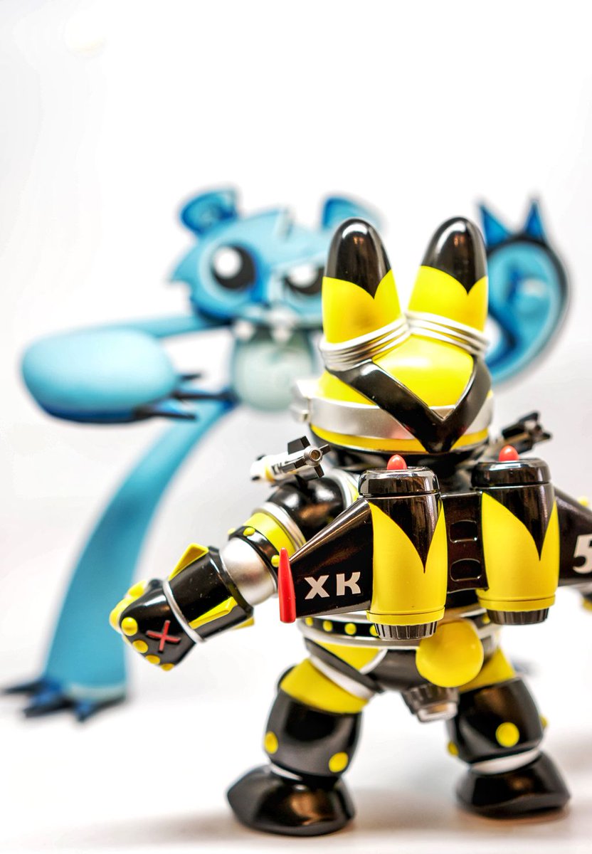 _myplasticheart's tweet photo. The Labbiter XK-5 wasp is itching for a fight. Get ready for battle on Apr 5th at #myplasticheart.com #labbit @frankkozik #labbiter #designertoys #arttoys https://t.co/3oK8mRFa0R https://t.co/mFzpkMnkjJ