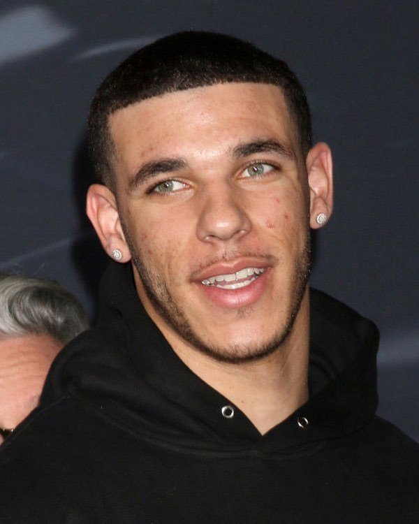 TheYBF's tweet photo. #Lakers baller #LonzoBall just filed a lawsuit against #BBB co-founder/his former manager #AlanFoster for allegedly stealing millions! Deets here: https://t.co/EieLQuC3kI or swipe up in stories https://t.co/6JlQ63RI04 https://t.co/Ymay65D6xH