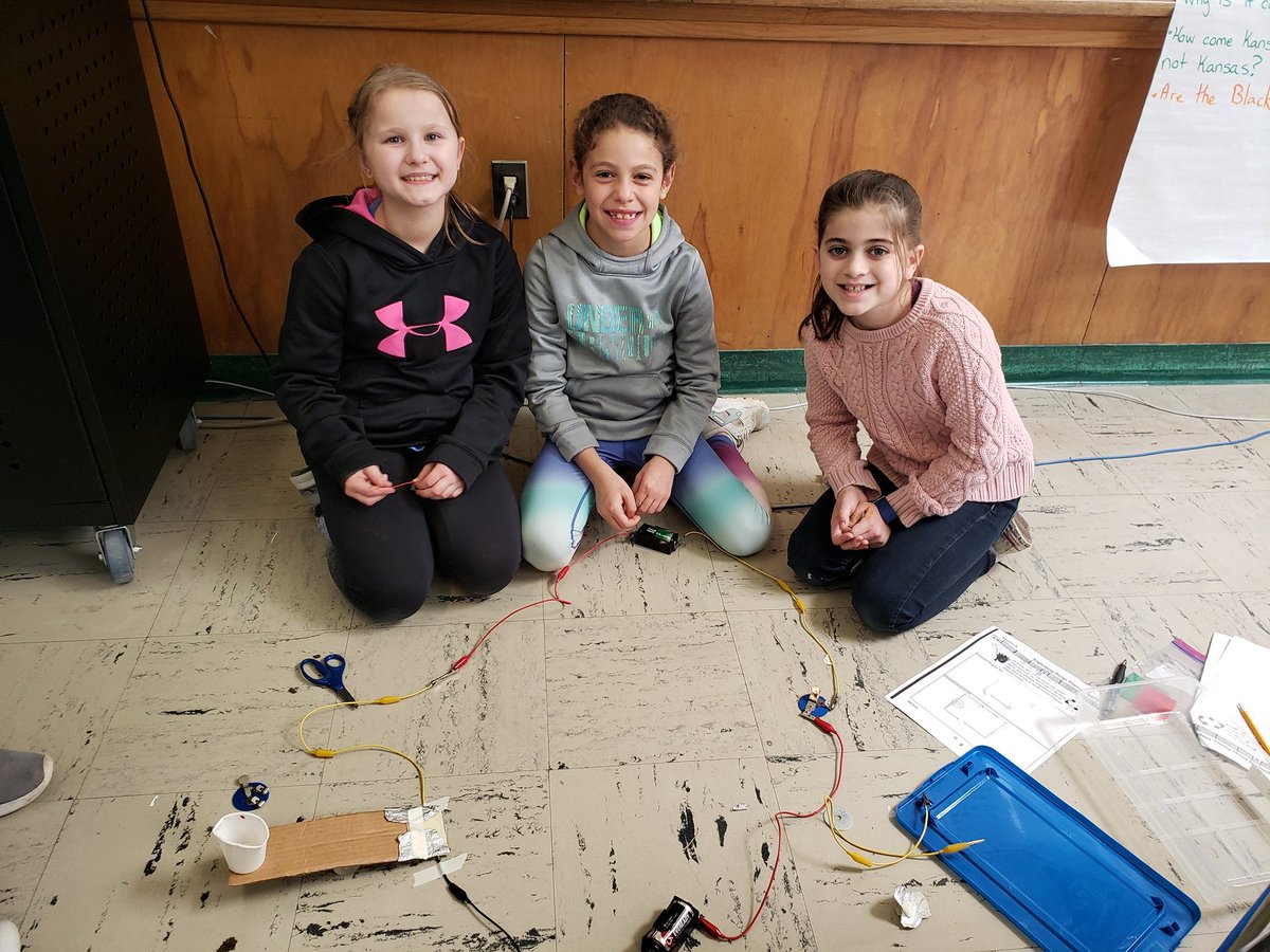 CrowleyCrew10's tweet photo. Plan, build, create and improve an alarm circuit to solve a problem. In this case, to know when the "sheep's water trough" is empty. #180daysofjoy #EIE #BostonMuseumofScience https://t.co/CFACFOKP6c