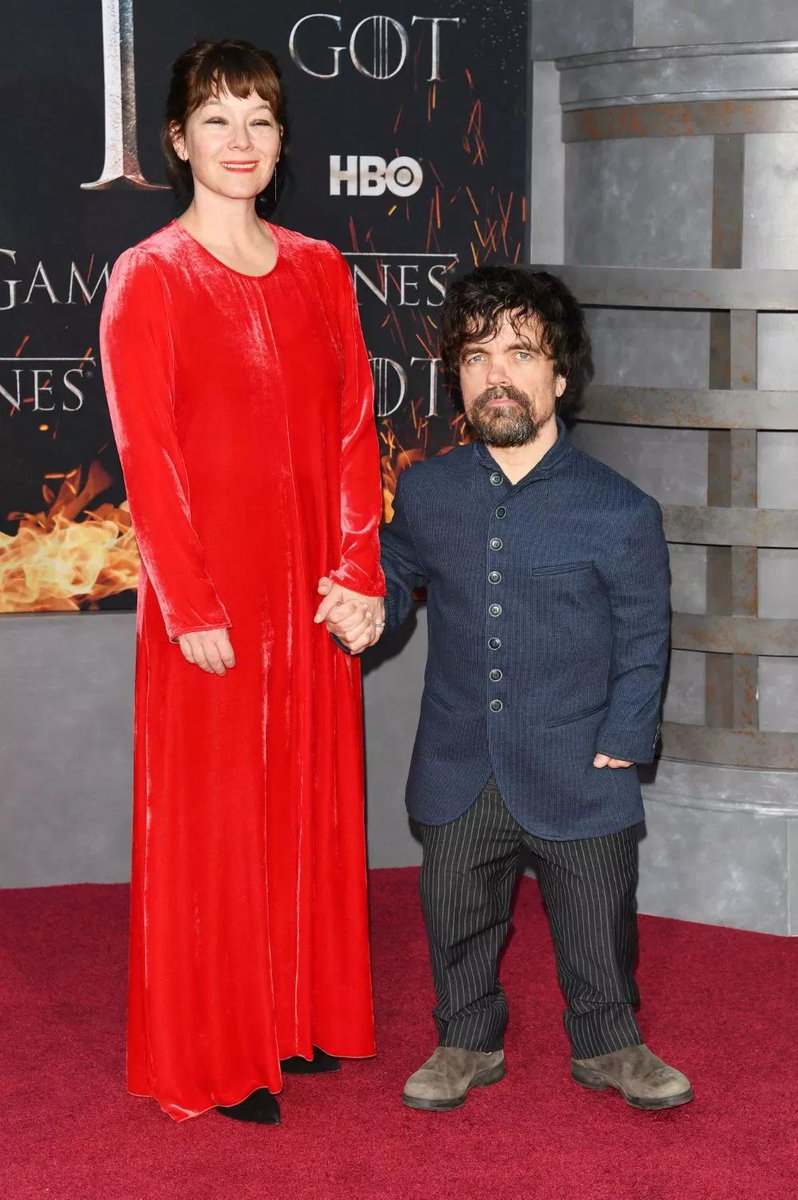 Peter Dinklage (#TyrionLannister) acompañado de su esposa, Erica Schmidt,  en la #GoTPremiereNYC. #GameofThrones, image size:798x1200