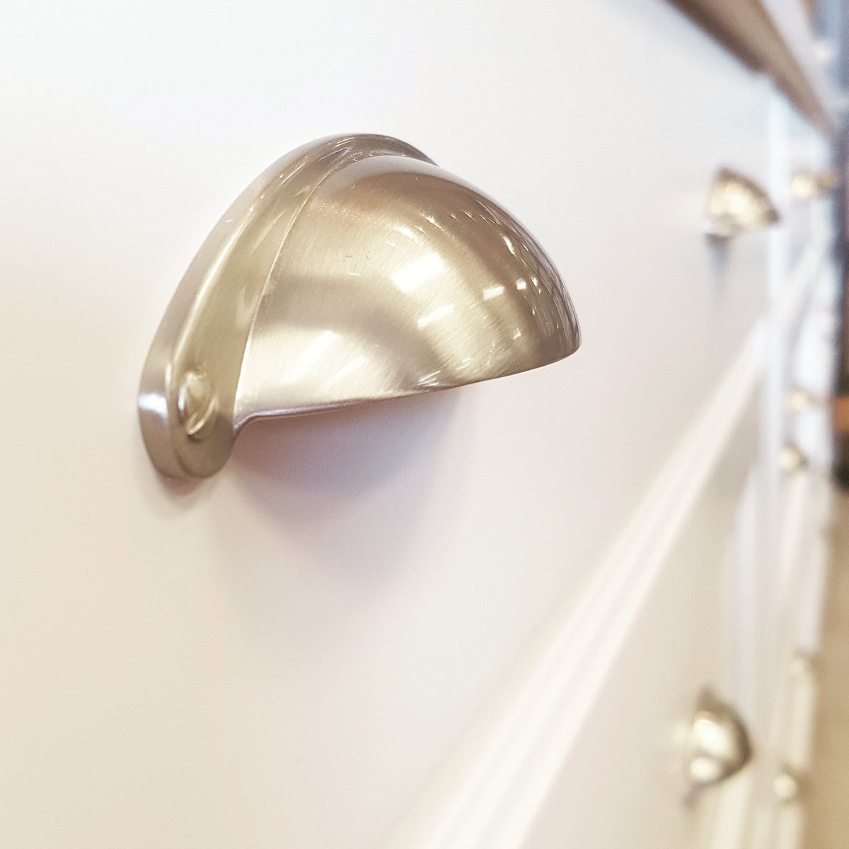 designerlahome's tweet photo. Does anyone else have a drawer pull obsession?  We love these Richelieu pulls, they come in so many fun colours ♡ #drawerpulls #knobs #richelieu #whitecabinets #meritcabinets #lectuscabinets #onestopshop #shopyql #smallbuisness  #lahomesolutions #haveabeautifullydesignedday https://t.co/hhx4Zbsv81