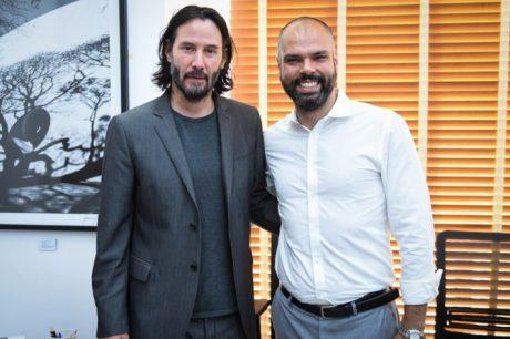 Keanu Reeves está no Brasil! O ator negociou com o prefeito da cidade e o governador do Estado para produzir uma série que será gravada ainda em 2019 na cidade São Paulo.  bit.ly/2CS34IS