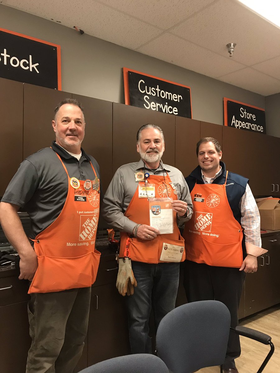 jessie25's tweet photo. David is receiving a Homer Award for Creating Shareholder Value from the TOM Ken! Way to run the processes at Service Department. Thank you for all you do! #ProtectingOurAssets #recognition #Awards #raisingthestandard https://t.co/fkn5A5Ht5m