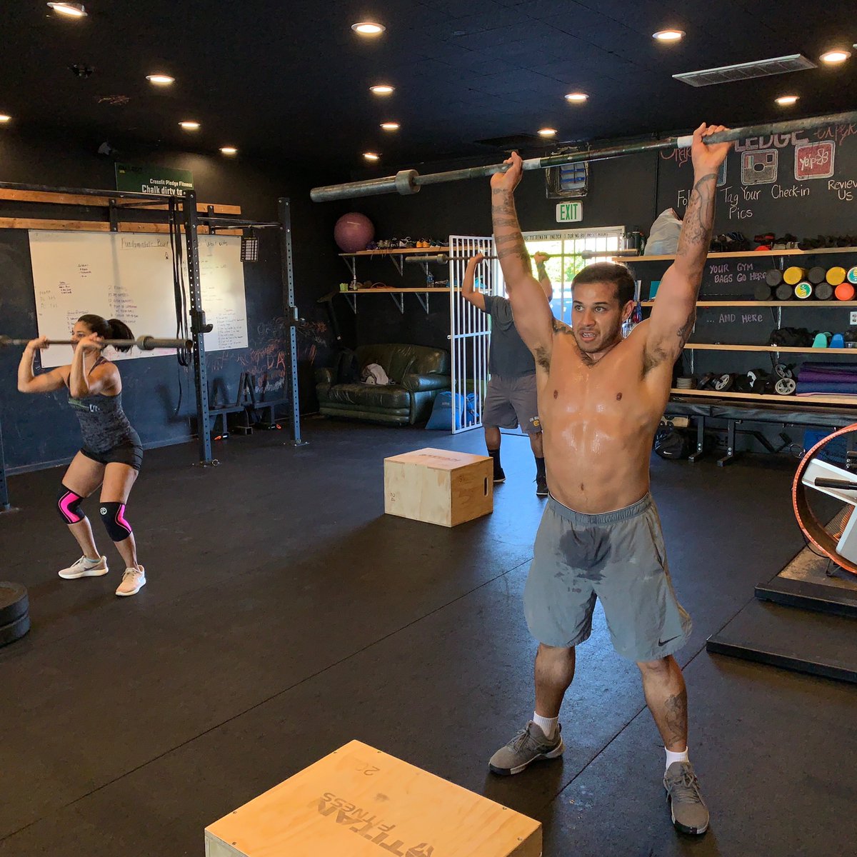 CrossfitPledge's tweet photo. Who else likes thrusters?
•
•
#wod #crossfitpledge #crossfit #hidowney #downeyca #fitnessjourney #weightlossjourney #fitness #gym #downeycalifornia #wednesday https://t.co/24uv1MO6uW