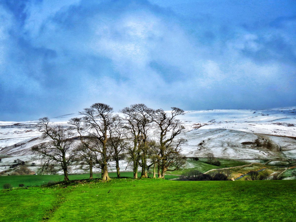 oldcrofthouse's tweet photo. Looking for your moneys worth come to #Cumbria
Two for one snow and sunshine #twoseasons #wintermorning #snow #springafternoon #springsunshine #cumbrian #weather #valueformoney #walking #holidays #kirkbystephen @VisitEden #everyday #NationalWalkingDay #smardale #YorkshireDales https://t.co/YOeDTILUTT