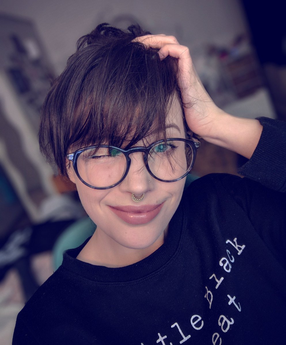 withafeather's tweet photo. Hello 😘 Last stream before I head off to Belgium for a visit! Chill little stream to say goodbye and all 💚 Come and hang out ➡️ https://t.co/mSh87xOsQE 📺 #Twitch #live #stream #IRL #lastoneforawhile https://t.co/buKNj8Hj1t