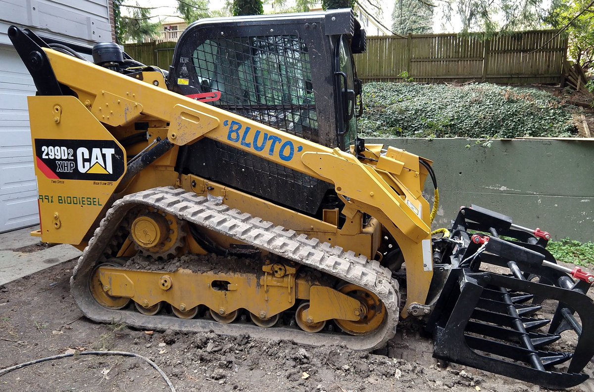 MakerLabNW's tweet photo. At Maker Chat this Friday evening, Carl will be bringing his skid steer to Show and Tell that he rescued from the junkyard and restored. Come check it out! #skidsteer #makersgonnarestore #righttorepair #makerlabnw #heavyequipment #makerchat #seattlemakers #edmondswa https://t.co/WtaOgQb3At