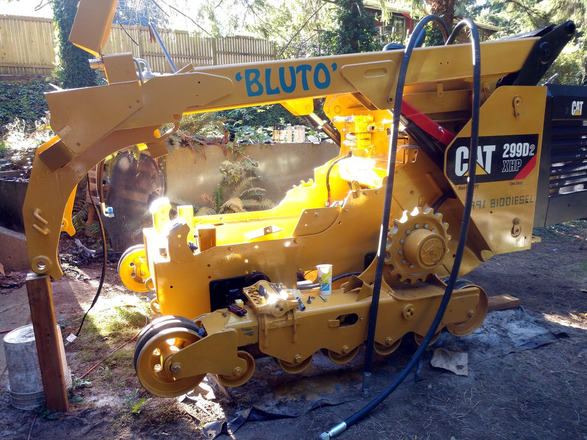 MakerLabNW's tweet photo. At Maker Chat this Friday evening, Carl will be bringing his skid steer to Show and Tell that he rescued from the junkyard and restored. Come check it out! #skidsteer #makersgonnarestore #righttorepair #makerlabnw #heavyequipment #makerchat #seattlemakers #edmondswa https://t.co/WtaOgQb3At
