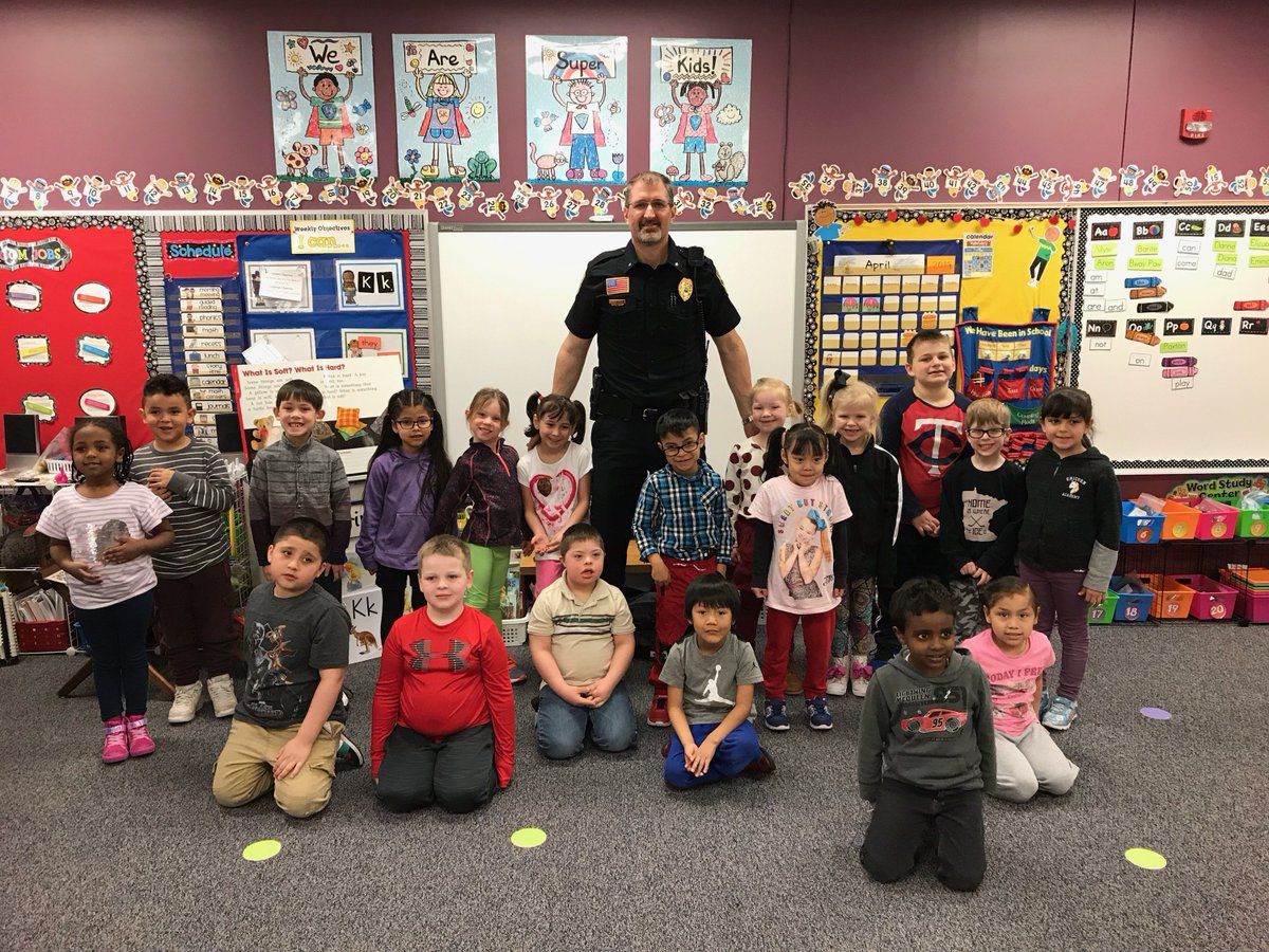 Today Chief Appel read to several kindergarten classes at Prairie Elementary. This is part of our Blue in the School program aimed at building positive relationships with elementary aged kids. #positivity