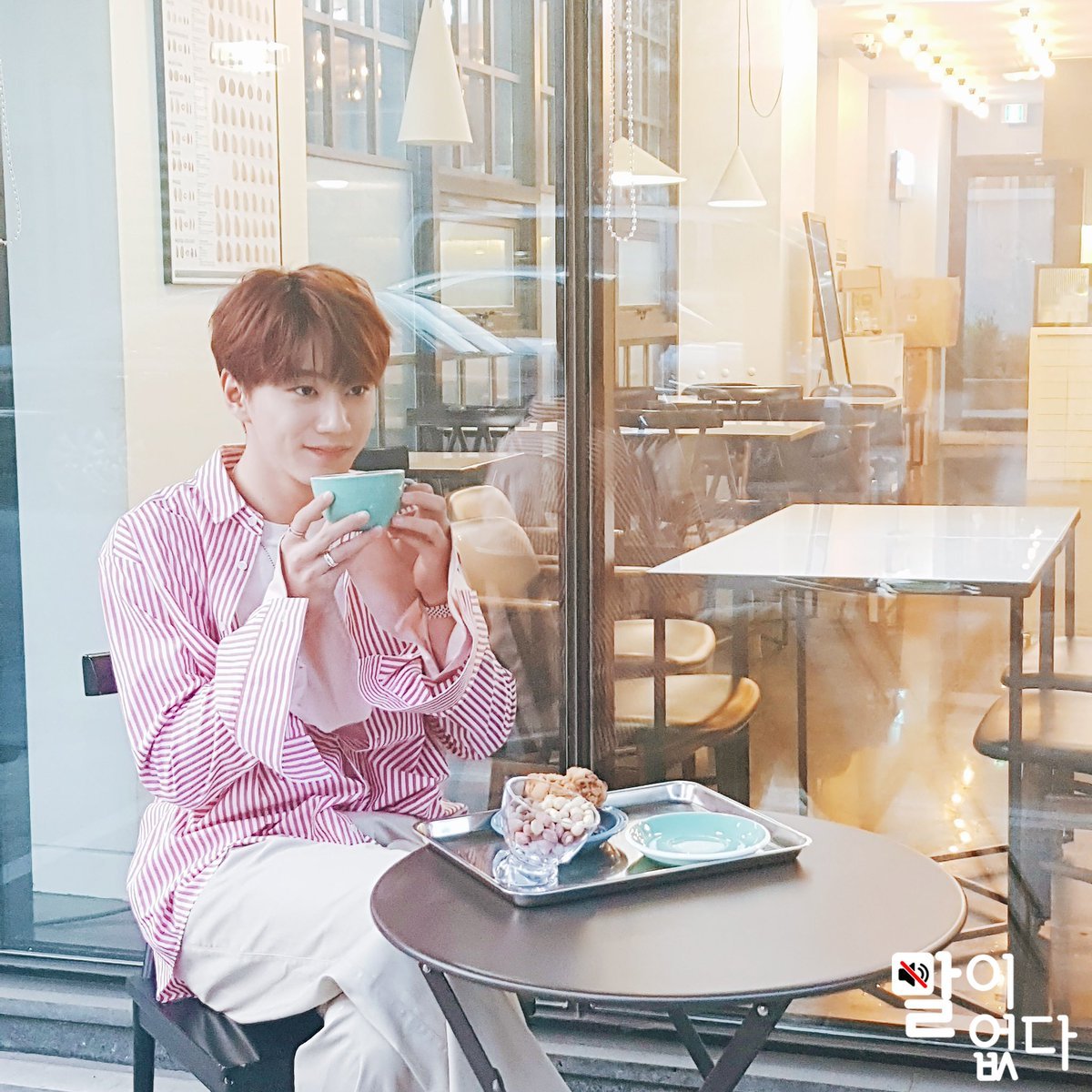 Descansando depois de treinar muito, afinal preciso (in)felizmente ficar bonito até mesmo depois dos ensaios.

𝐃-𝟕
#Ƥhenomenal_Ɯorld