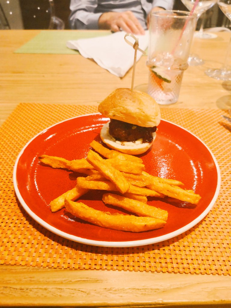 FoodCatWalk's tweet photo. Beef & Onion Marmalade Slider with Sweet Potato Fries #FoodCatWalk #DineJoziStyle #HighballCraftBar #FairwayHotel #GuvonHotels 🍔🍟 https://t.co/PaafplNZfH