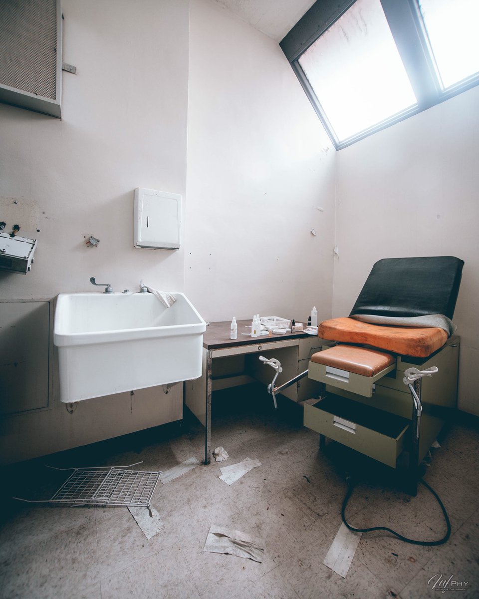 infphy_'s tweet photo. Prison Nurse Office 😳 #abandonedplaces #infphy #texas https://t.co/e38nFajuHu