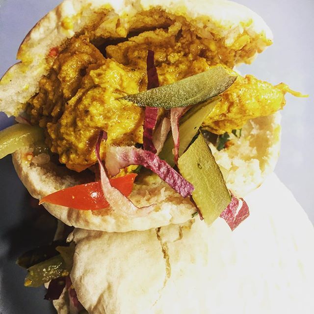 Mid week chicken pockets. Marinaded the chicken for 24 hours in Greek yogurt, cumin, turmeric, garlic, cinnamon, salt and pepper. Fried up on the wok and served in a pita with pickles, tomatoes and hummus. Great mid week meal. ift.tt/2FOBVqZ