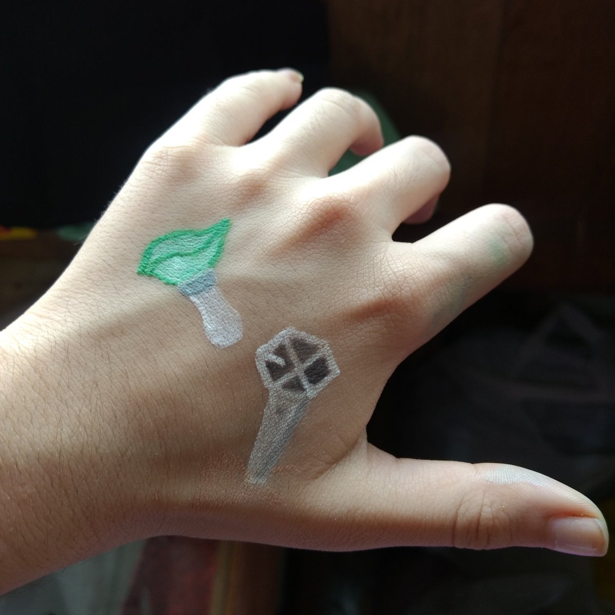 gotisevem's tweet photo. E eu que não tinha o que fazer e desenhei o lighstick do exo e do got7 na mão https://t.co/xmh8ZJr97O