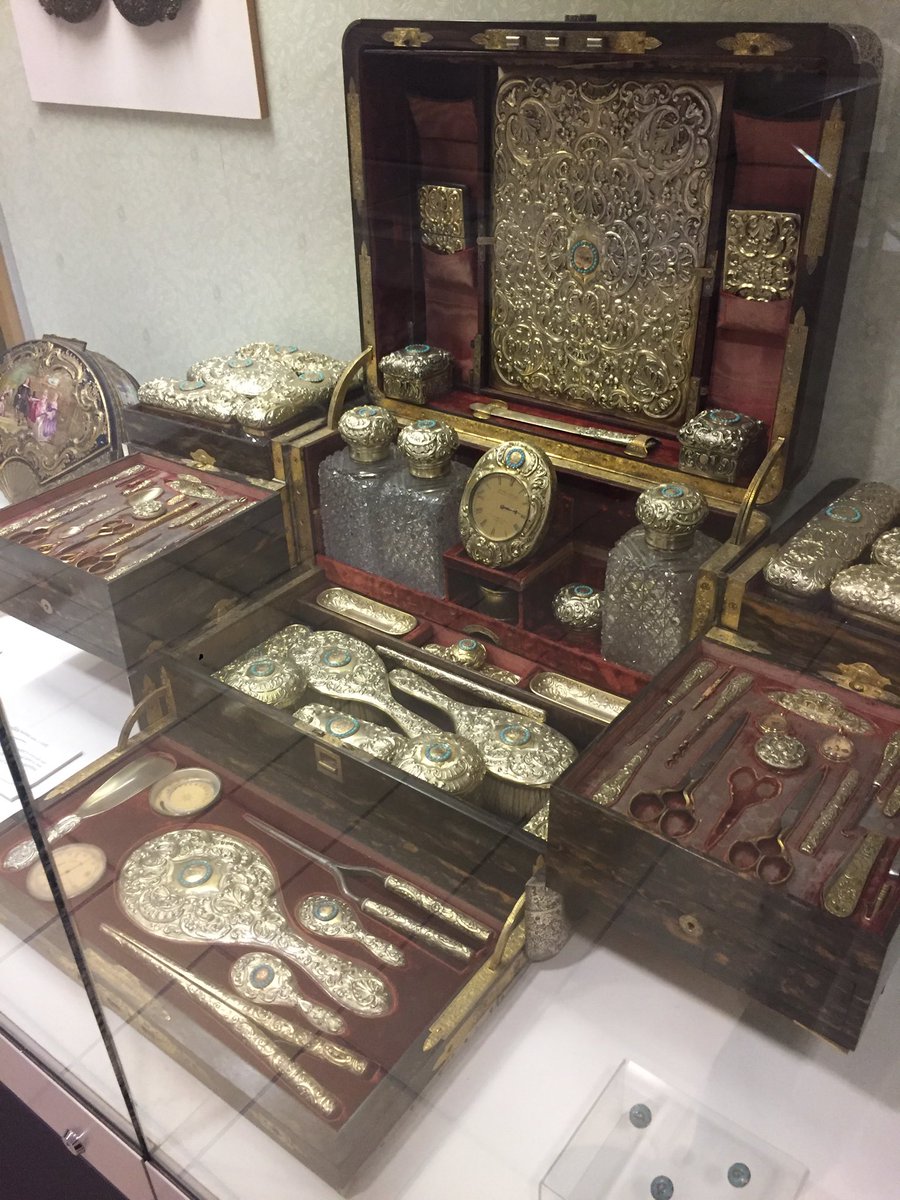 Good grief, Lily Langtry’s travelling vanity case is huge! I have one from the 1880s but it’s a pipsqueak compared to this. What hairbrushes! What bling 👀👀